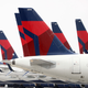 Imagen para el artículo titulado Qué ocurre si te niegas a llevar mascarilla en un avión alegando razones médicas: el caso de Delta